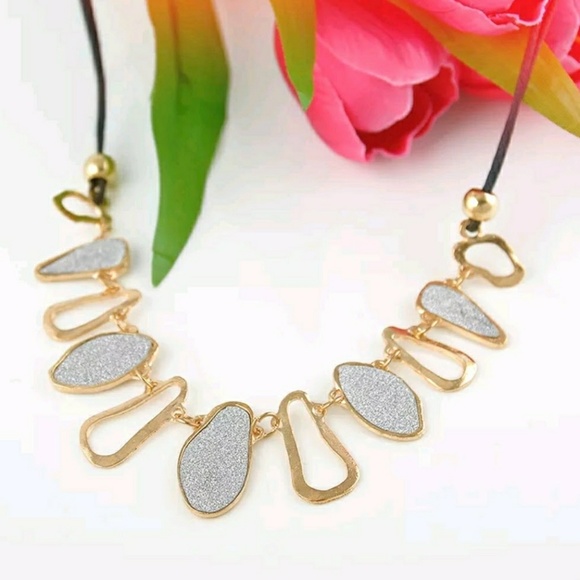 Gold plated Statement necklace black or white - Picture 3 of 5